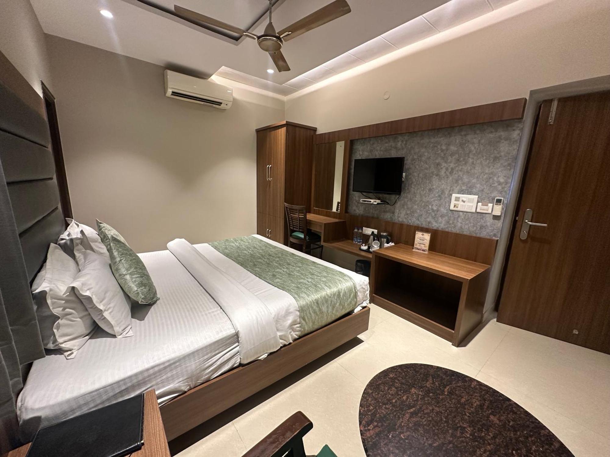 Hotel Amritsar International 2 Min Walk From Amritsar Bus Stand מראה חיצוני תמונה